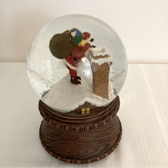 Santa Musical Snow Globe Plays “Up on The Roof Top” - Picture 4 of 6